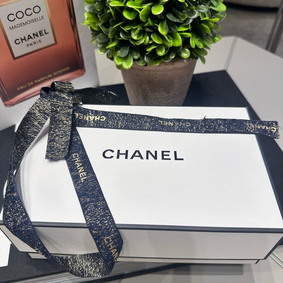 - Chanel Les exclusifs gift with box and ribbon. - Picture 2 of 6